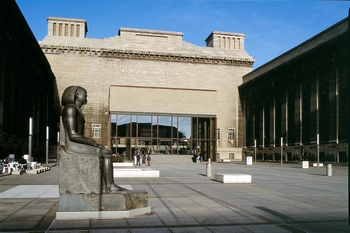 Wnętrze Muzeum Pergamońskiego w Berlinie - eksponaty archeologiczne i zbiory sztuki