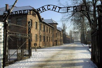 Brama wejściowa do muzeum Auschwitz-Birkenau podczas wycieczki edukacyjnej