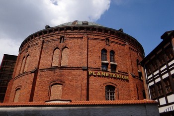 Wnętrze Planetarium w Toruniu, miejsce edukacyjne oferujące pokazy astronomiczne i poznawanie kosmosu