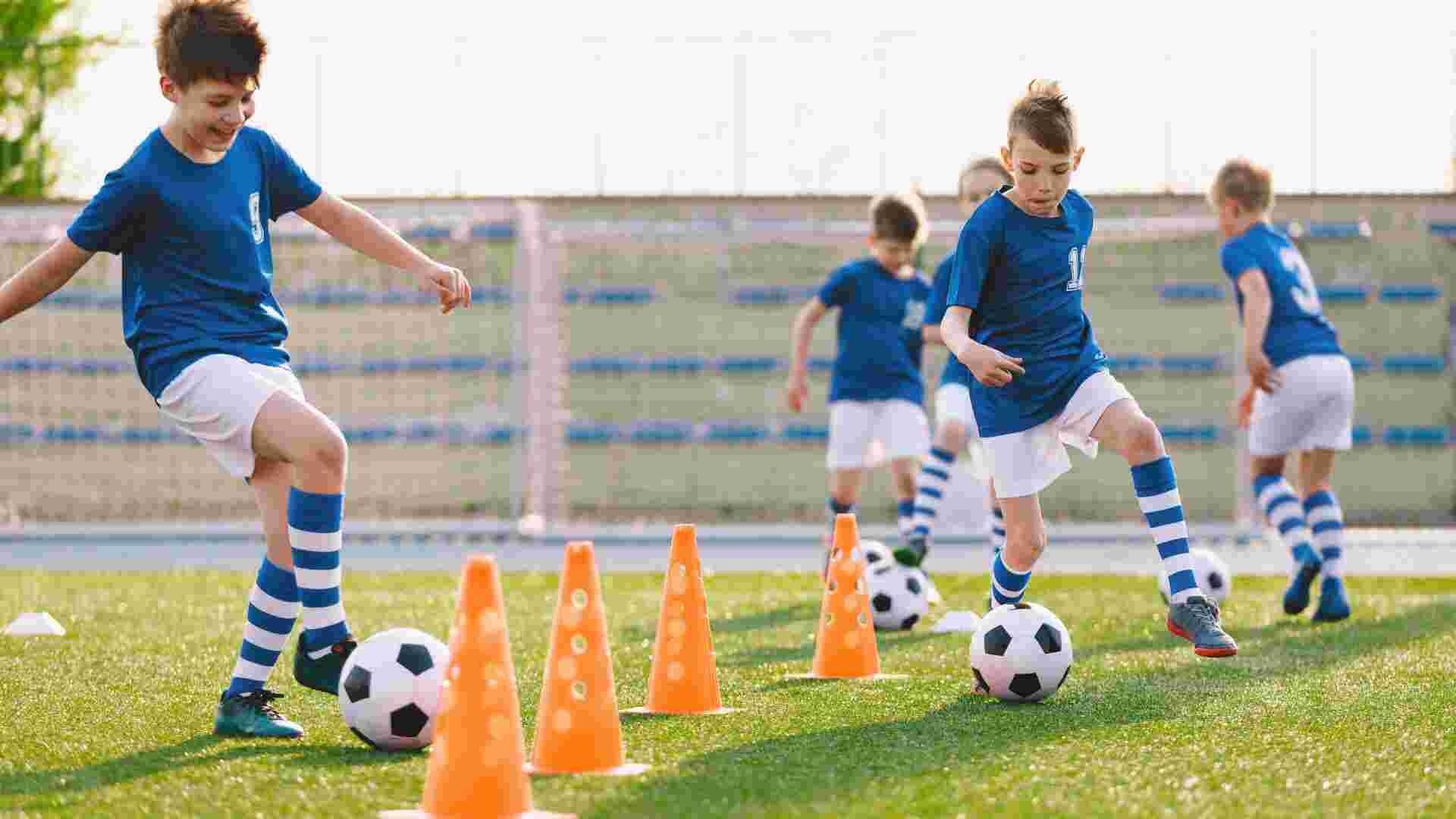 Trening piłkarski w ośrodku Kusy Dwór nad jeziorem Drawsko – młodzi piłkarze podczas letniego obozu Ekspedycja 2025