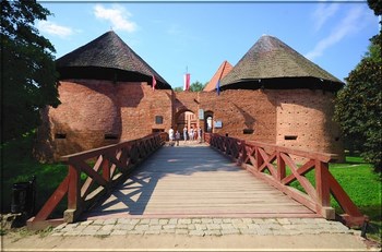 Zdjęcie ruin Zamku w Międzyrzeczu, ważnego punktu na mapie historycznych atrakcji wycieczki MRU