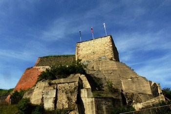 Twierdza w Kotlinie Kłodzkiej, monumentalna budowla o bogatej historii militarniej i strategicznej