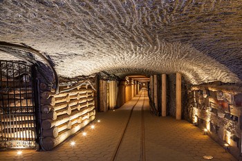 Podziemne chodniki Kopalni Soli Wieliczka w trakcie zwiedzania