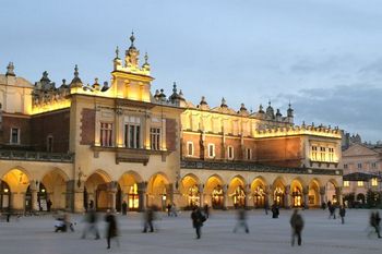 Sukiennice na Rynku Głównym w Krakowie podczas wycieczki szkolnej