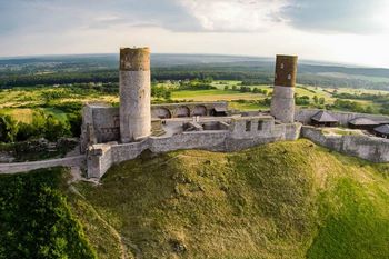 Ruiny zamku w Chęcinach w Górach Świętokrzyskich, popularna atrakcja historyczna dla zwiedzających.