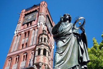 Pomnik Mikołaja Kopernika w Toruniu, przedstawiający astronoma z globem, symbolizujący jego wkład w naukę
